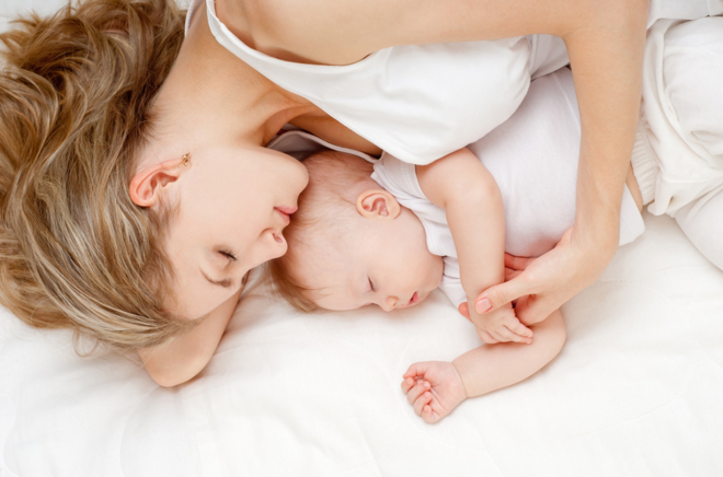 Separar a madres contagiadas por COVID-19 de sus bebés, ¿buena o mala